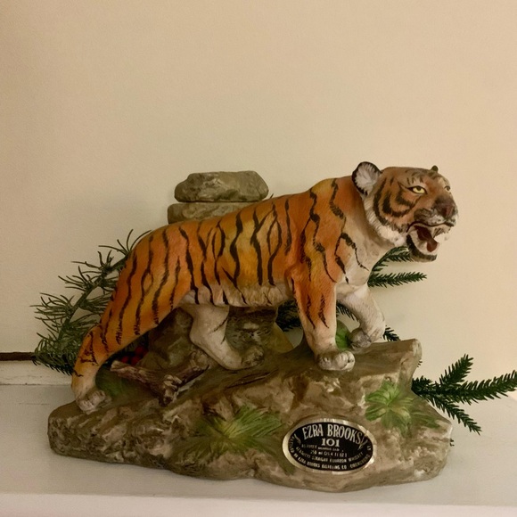 📌 Empty EZRA BROOKS Tiger Decanter - Genuine Heritage China Liquor Bottle - Picture 1 of 6